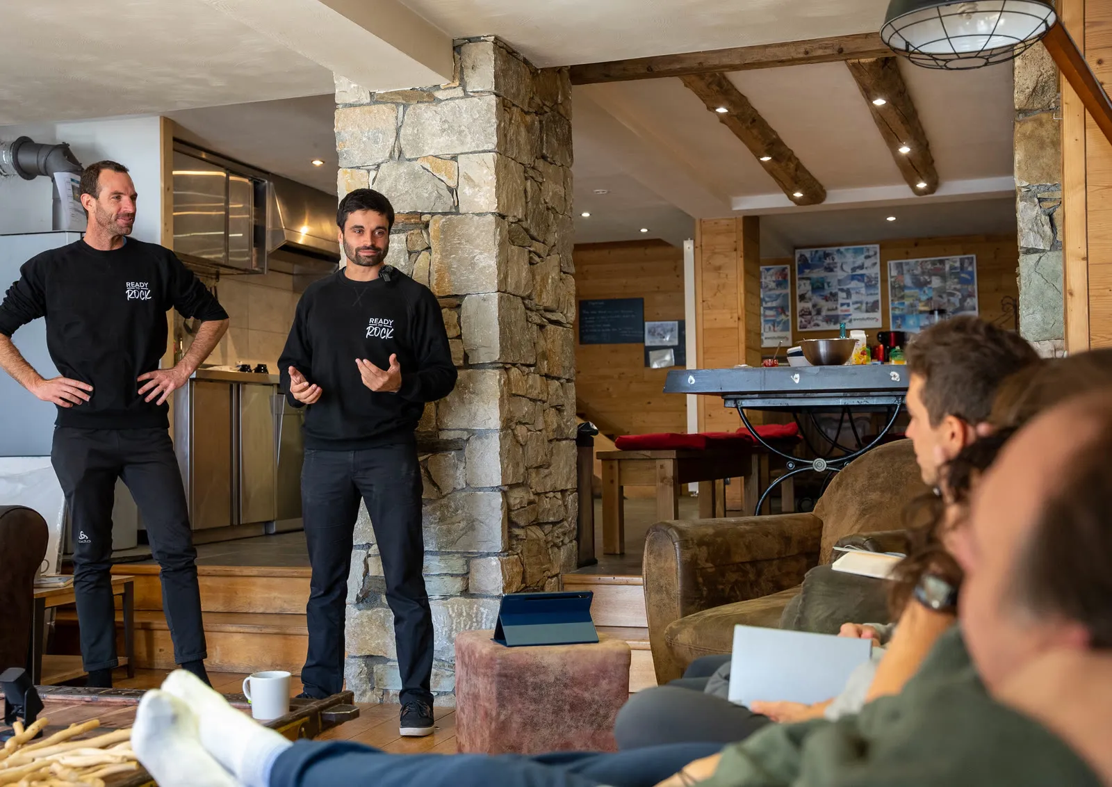 Nathan et un co-formateur transmettent au groupe en immersion chalet