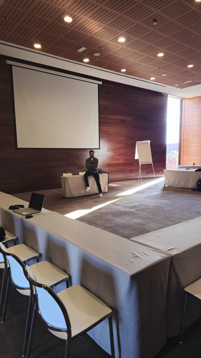 Nathan en conférence à Gran Canaria, salle de séminaire