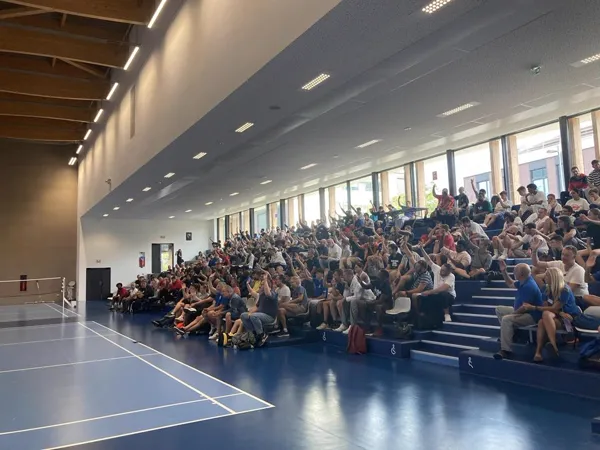 Nathan en conférence devant une salle comble