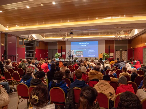 Public en conférence sur la confiance en soi