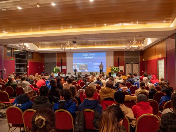 Public nombreux lors d'une conférence de Nathan