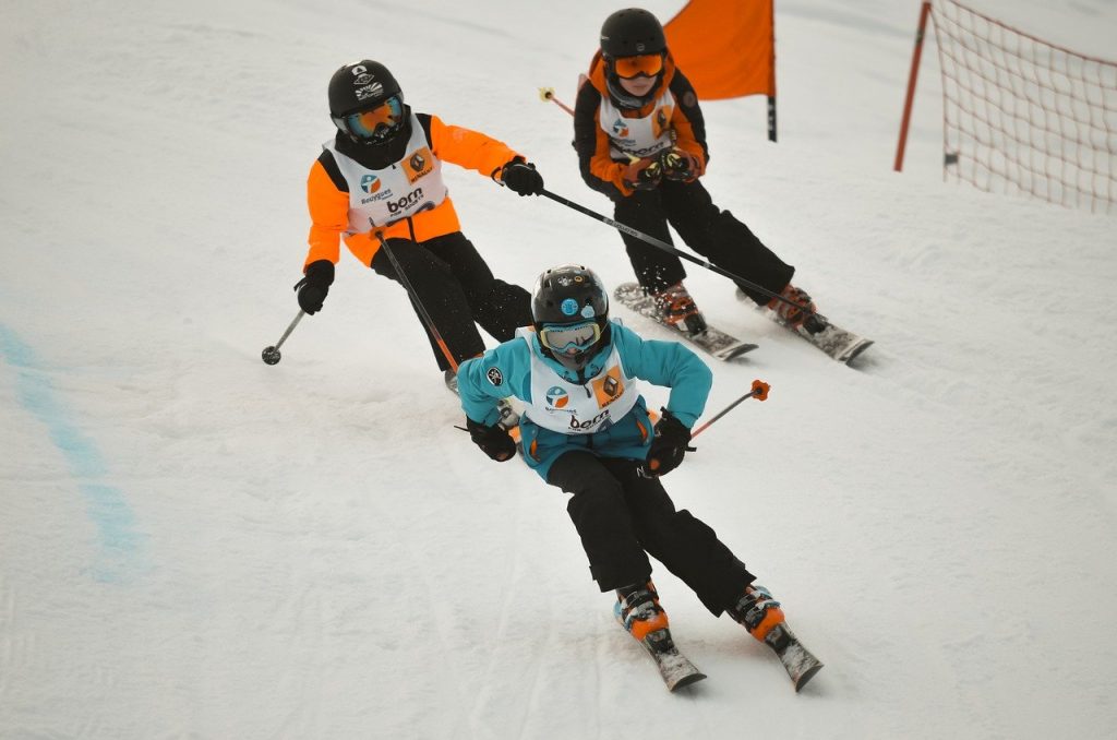 Jeunes skieurs en compétition