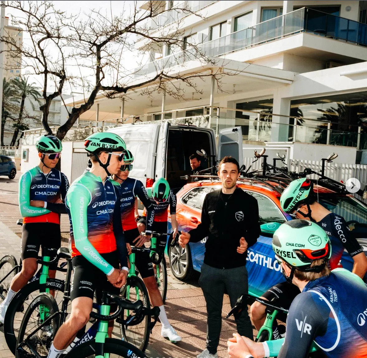 Luc Cheilan en briefing avec une équipe cycliste de haut niveau (Decathlon CMA CGM, World Tour)