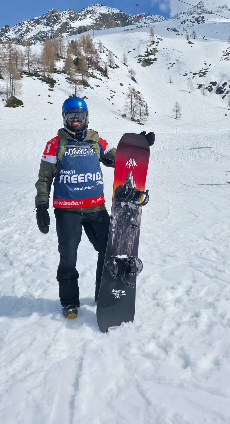 Nathan avec son snowboard sur une étape de la French Freeride Series