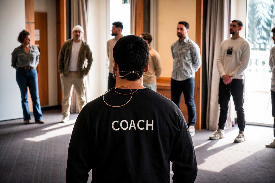Nathan animant une session de formation pour coachs