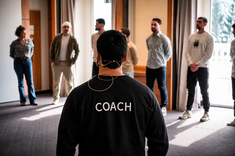 Nathan animant une session de formation pour coachs