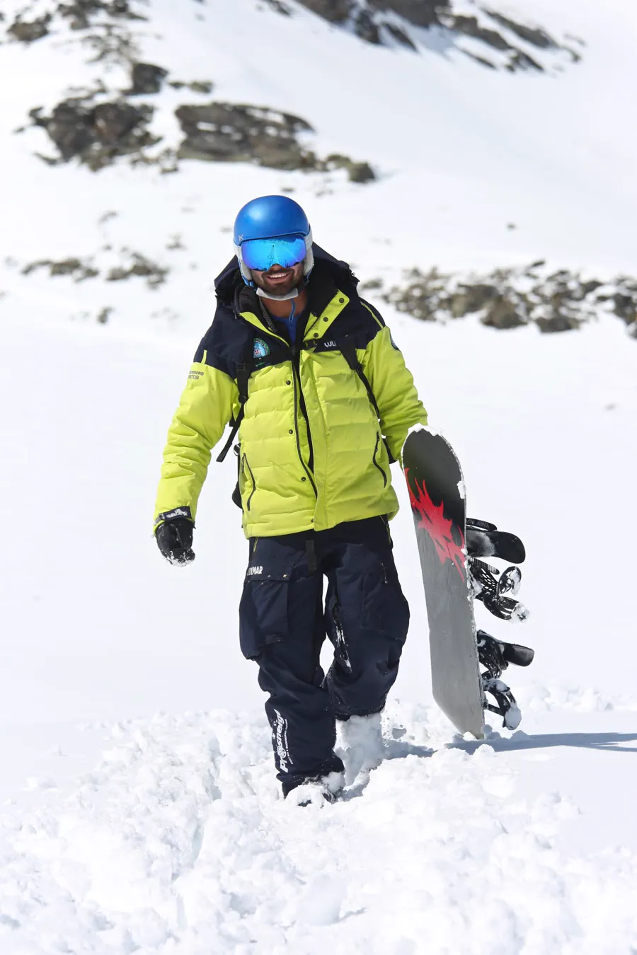 Nathan Delacoste en snowboard, marchant vers la caméra