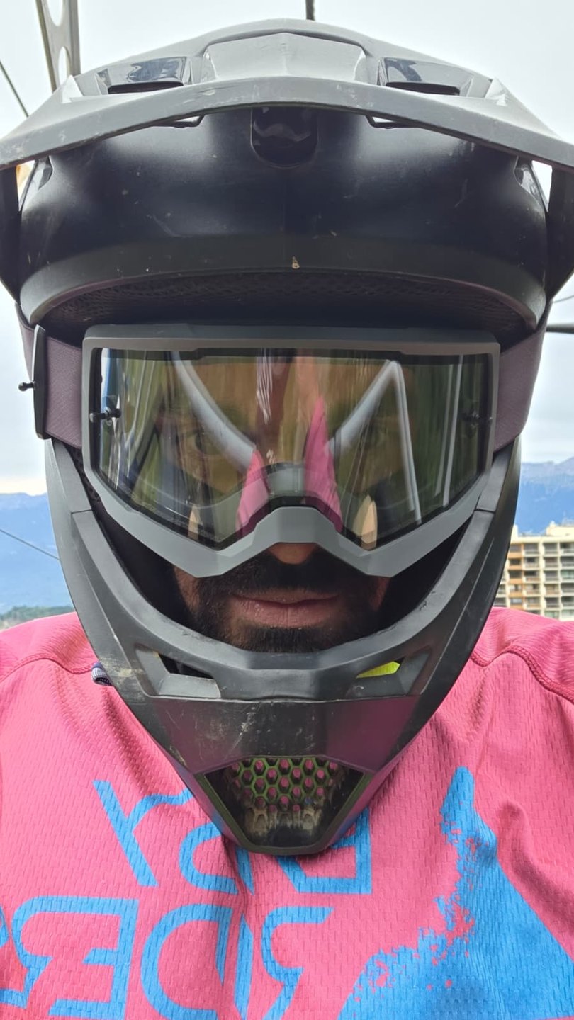 Nathan Delacoste en VTT de descente, casque intégral et masque