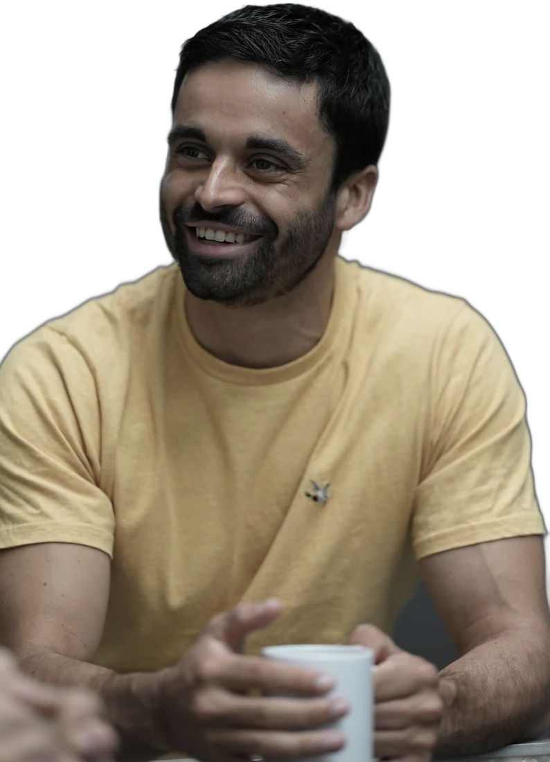 Portrait souriant de Nathan Delacoste en t-shirt jaune