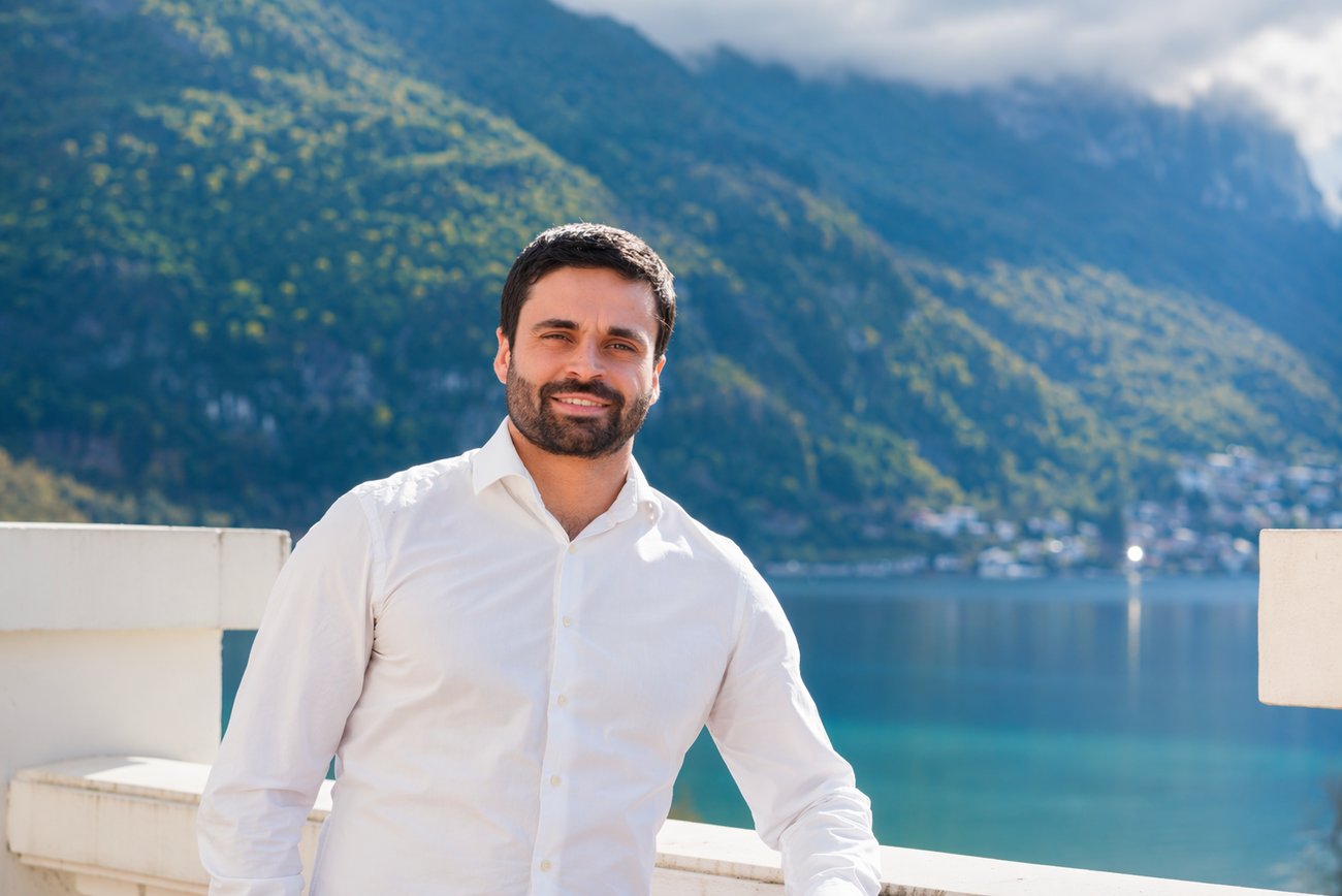Nathan Delacoste souriant, au bord du lac