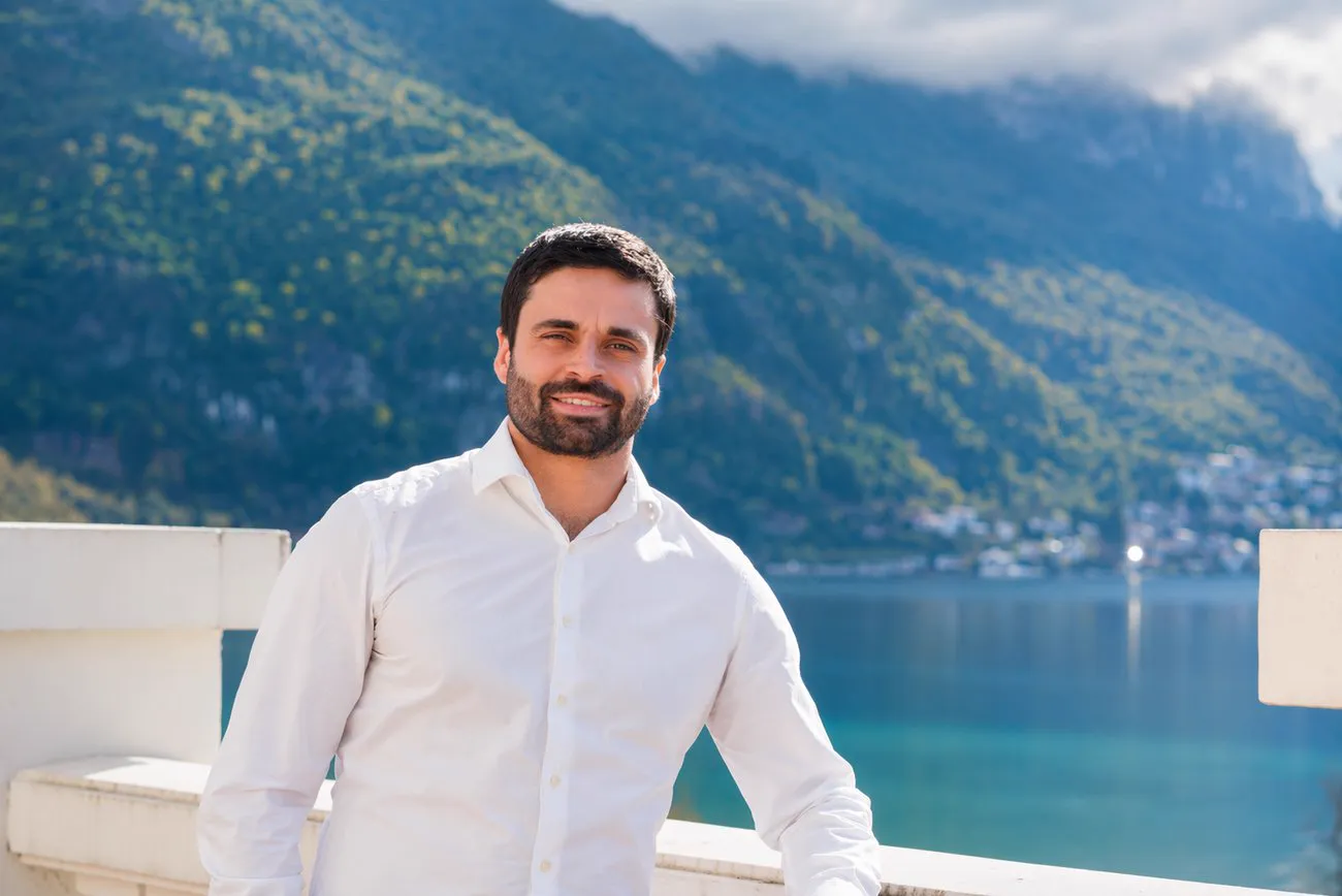 Nathan Delacoste souriant, au bord du lac