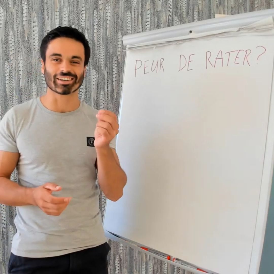 Nathan Delacoste anime une séance de préparation mentale devant un paperboard où il a écrit « Peur de rater ? »