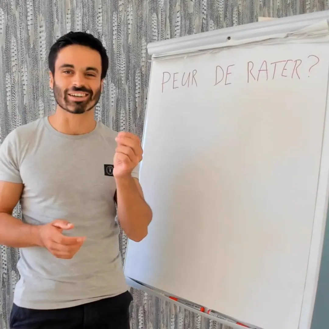 Nathan Delacoste anime une séance de préparation mentale devant un paperboard où il a écrit « Peur de rater ? »