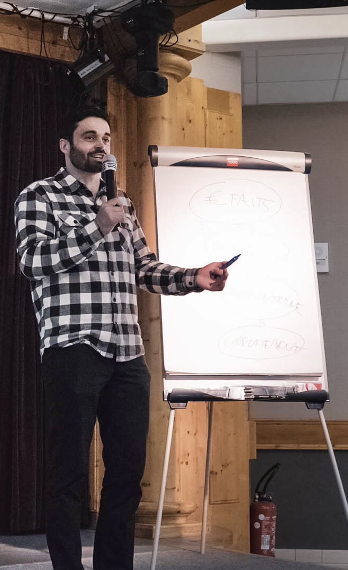 Nathan Delacoste en conférence devant des parents