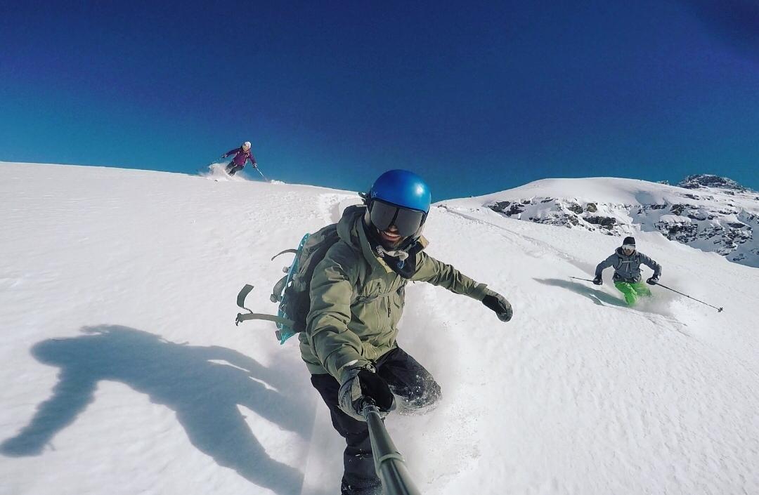 Nathan en montagne avec deux skieurs qu'il accompagne