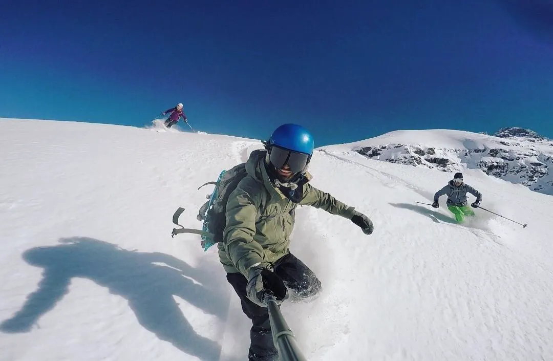 Nathan en montagne avec deux skieurs qu'il accompagne