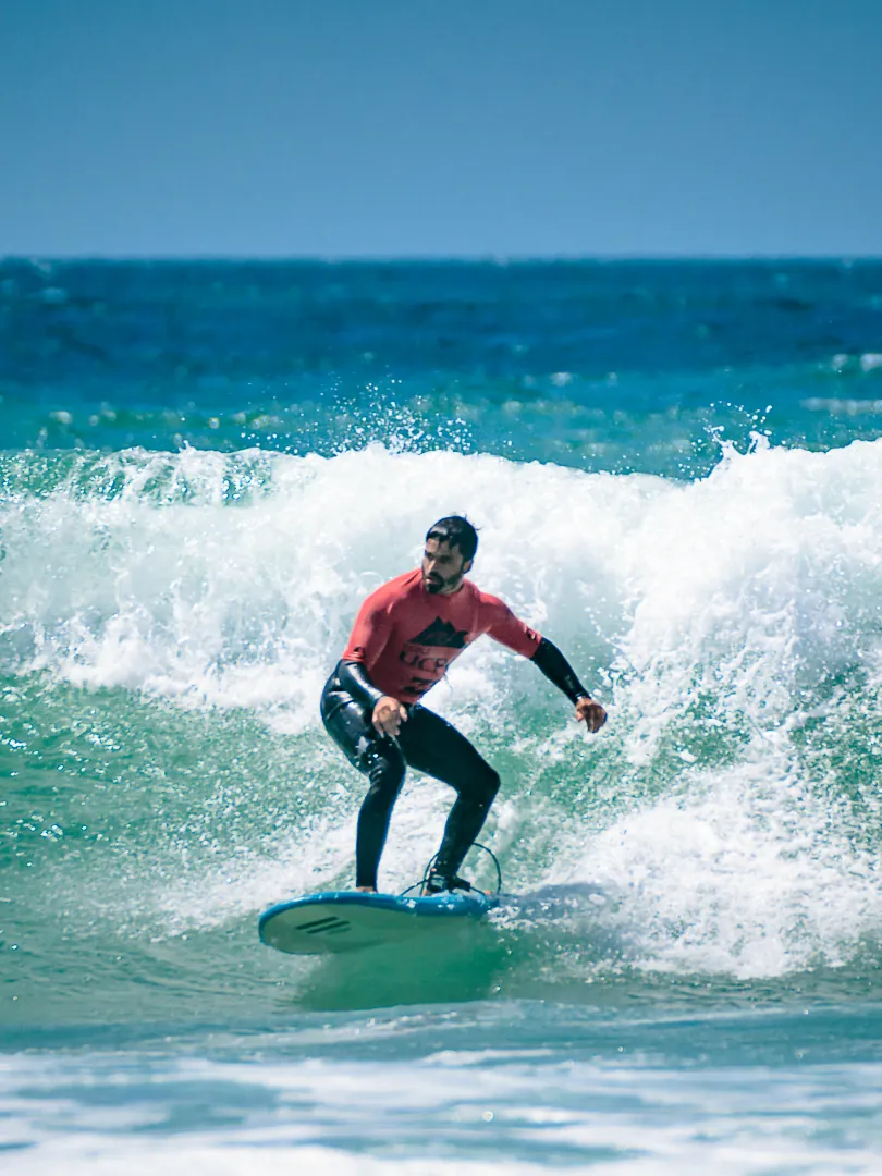 Nathan Delacoste en surf à Lacanau