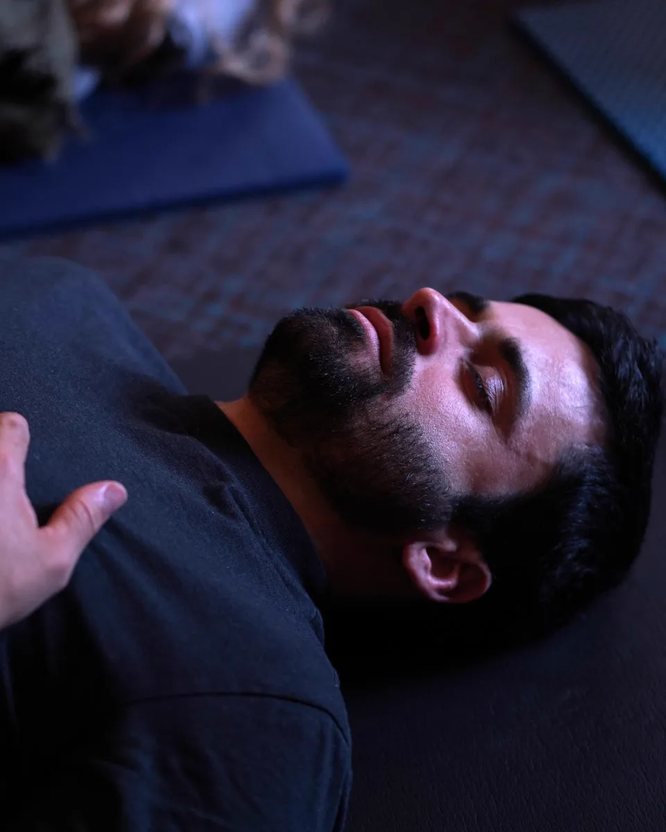 Nathan Delacoste, les yeux fermés, en état de relâchement mental