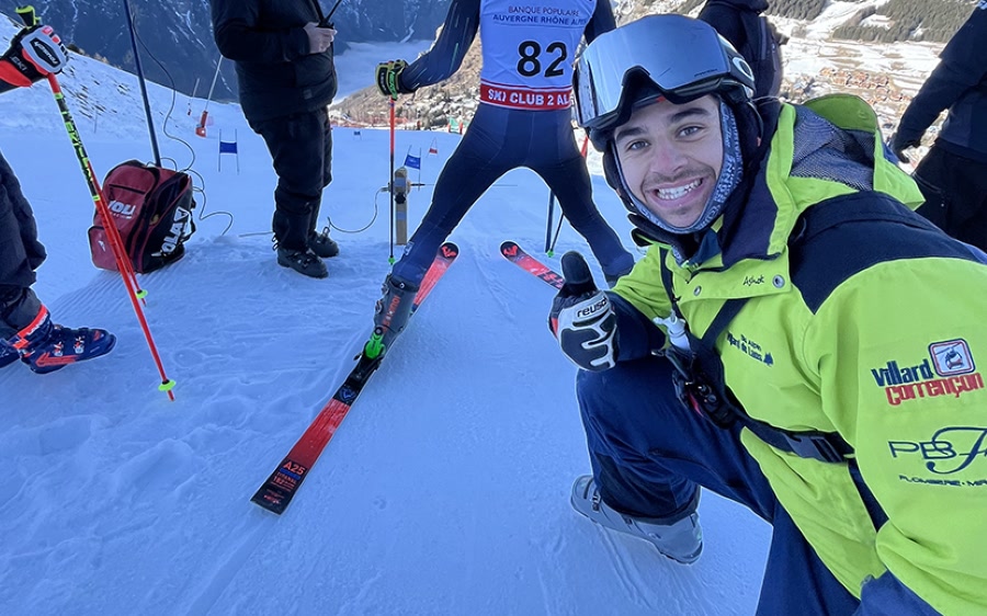 Théo, formateur Ready To Rock, sur le terrain en ski alpin avec un athlète en compétition