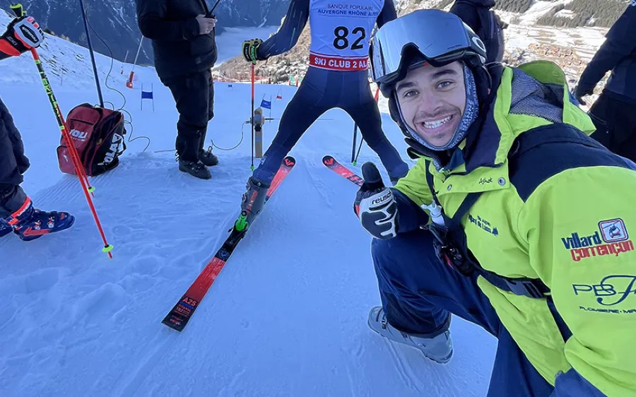 Théo, formateur Ready To Rock, sur le terrain en ski alpin avec un athlète en compétition
